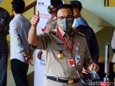 Anies Acungkan Jempol Saat Dipanggil KPK Terkait Kasus Lahan