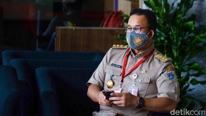 Gubernur DKI Anies Baswedan memenuhi panggilan KPK sebagai saksi di kasus dugaan pengadaan lahan di Munjul, Jakarta Timur. Anies sempat mengacungkan jempol sebelum diperiksa sebagai saksi.