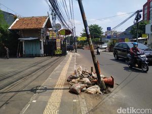 Awas! Tiang Makan Jalan di Ciputat Timur Ini Miring