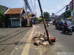Awas! Tiang Makan Jalan di Ciputat Timur Ini Miring