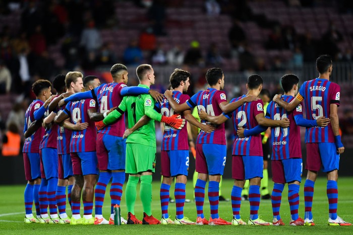 BARCELONA, SPAIN - SEPTEMBER 20: FC Barcelona players hold a minute of silence during the La Liga Santander match between FC Barcelona and Granada CF at Camp Nou on September 20, 2021 in Barcelona, Spain. (Photo by David Ramos/Getty Images)