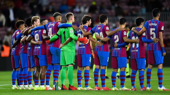 BARCELONA, SPAIN - SEPTEMBER 20: FC Barcelona players hold a minute of silence during the La Liga Santander match between FC Barcelona and Granada CF at Camp Nou on September 20, 2021 in Barcelona, Spain. (Photo by David Ramos/Getty Images)