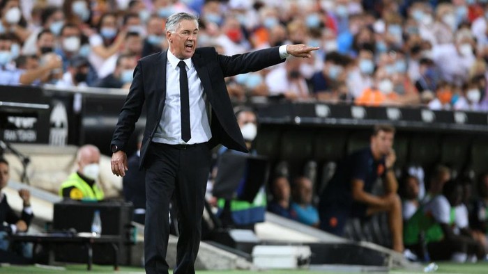 VALENCIA, SPAIN - SEPTEMBER 19: Carlo Ancelotti, Head Coach of Real Madrid gives their side instructions during the La Liga Santander match between Valencia CF and Real Madrid CF at Estadio Mestalla on September 19, 2021 in Valencia, Spain. (Photo by Aitor Alcalde/Getty Images)
