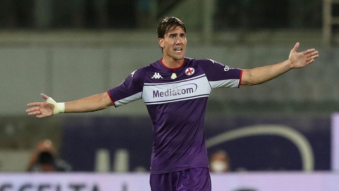 FLORENCE, ITALY - AUGUST 28: Dusan Vlahovic of ACF Fiorentina reacts during the Serie A match between ACF Fiorentina and Torino FC at Stadio Artemio Franchi on August 28, 2021 in Florence, Italy  (Photo by Gabriele Maltinti/Getty Images)