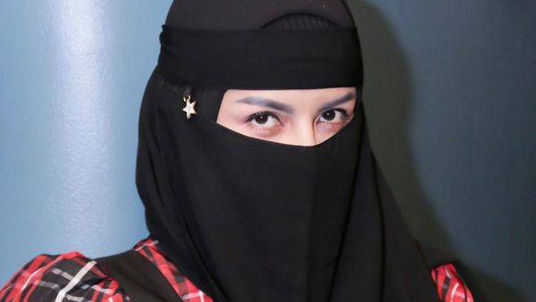 Sorot Mata Tajam Five Vi yang Hijrahnya Dianggap Sesat