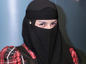 Sorot Mata Tajam Five Vi yang Hijrahnya Dianggap Sesat Sorot Mata Tajam Five Vi yang Hijrahnya Dianggap Sesat