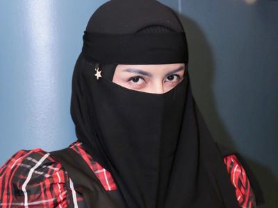 Sorot Mata Tajam Five Vi yang Hijrahnya Dianggap Sesat