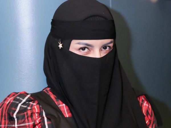 Sorot Mata Tajam Five Vi yang Hijrahnya Dianggap Sesat
