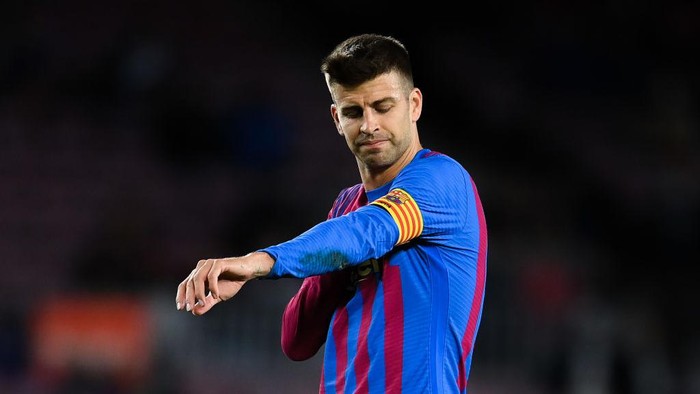 BARCELONA, SPAIN - SEPTEMBER 20: Gerard Pique of FC Barcelona looks on during the La Liga Santander match between FC Barcelona and Granada CF at Camp Nou on September 20, 2021 in Barcelona, Spain. (Photo by David Ramos/Getty Images)