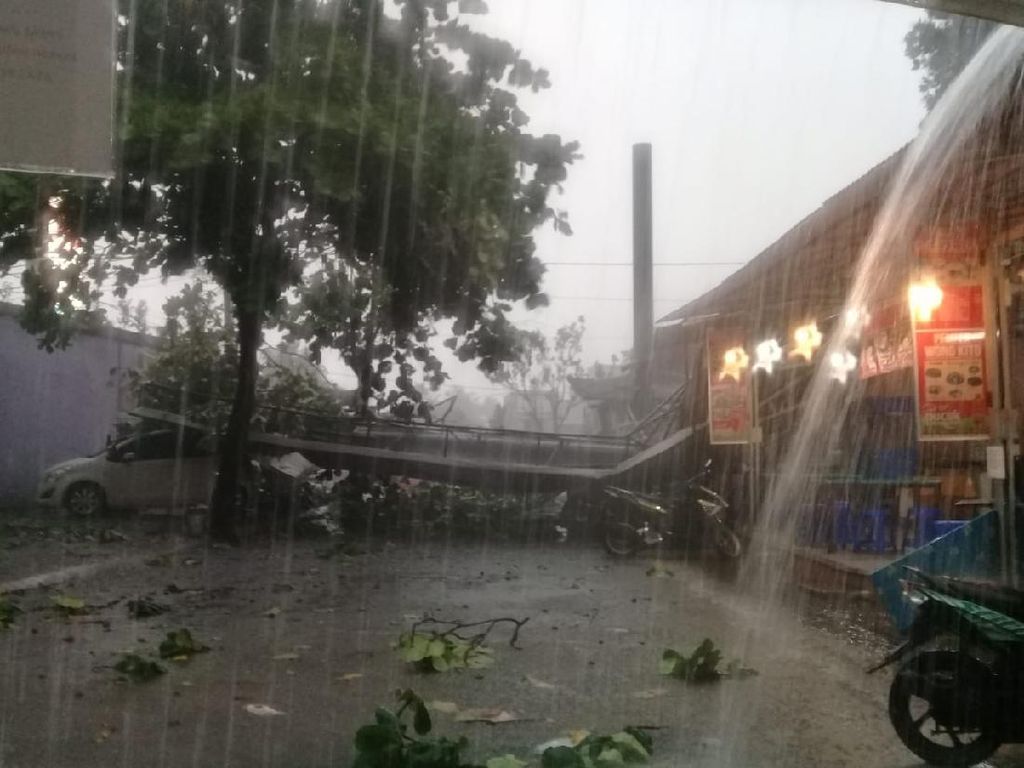 Hujan Angin di Depok: Hujan Es, Pohon Tumbang, Reklame Roboh Hujan Angin di Depok: Hujan Es, Pohon Tumbang, Reklame Roboh