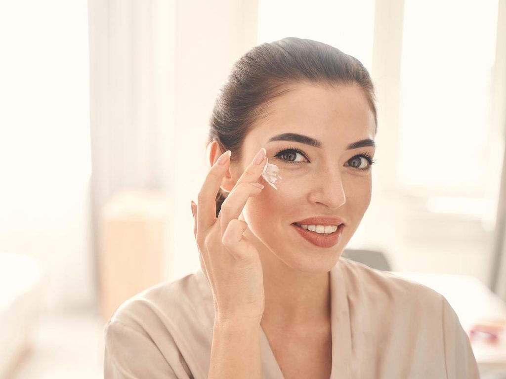 6 Urutan Skincare Antiaging dan Rekomendasi Produknya
