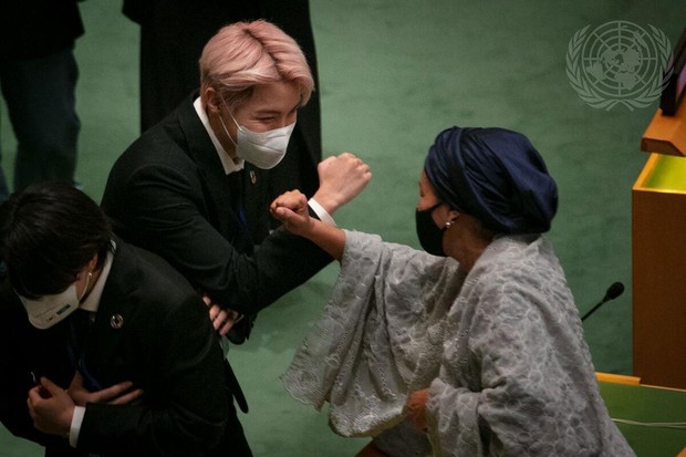 J-hope BTS bersalaman dengan Deputy Secretary-General Amina J Mohammed