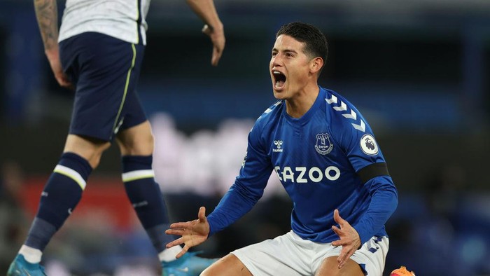 LIVERPOOL, ENGLAND - APRIL 16: James Rodriguez of Everton reacts after a near miss during the Premier League match between Everton and Tottenham Hotspur at Goodison Park on April 16, 2021 in Liverpool, England. Sporting stadiums around the UK remain under strict restrictions due to the Coronavirus Pandemic as Government social distancing laws prohibit fans inside venues resulting in games being played behind closed doors. (Photo by Clive Brunskill/Getty Images)