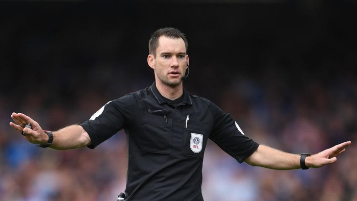 PETERBOROUGH, ENGLAND - SEPTEMBER 18: Referee Jarred Gillett gives instructions during the Sky Bet Championship match between Peterborough United and Birmingham City at London Road Stadium on September 18, 2021 in Peterborough, England. (Photo by Harriet Lander/Getty Images)