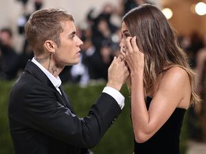 Viral Hailey Baldwin Disebut Nangis, Fans Teriak Nama Selena Gomez di MET Gala