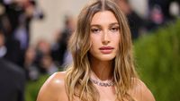 7 Potret Hailey Bieber Disebut Nangis karena Fans Teriak Nama Selena Gomez