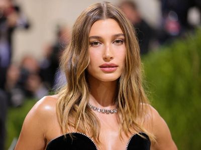 7 Potret Hailey Bieber Disebut Nangis karena Fans Teriak Nama Selena Gomez