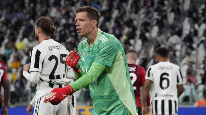 TURIN, ITALY - SEPTEMBER 19: Juventus goalkeeper Wojciech Szczesny gestures during the Serie A match between Juventus and AC Milan at  on September 19, 2021 in Turin, Italy. (Photo by Pier Marco Tacca/Getty Images)