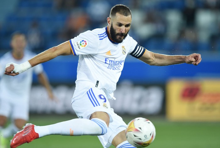 Karim Benzema VITORIA-GASTEIZ, SPAIN - AUGUST 14: Karim Benzema of Real Madrid scores their team's third goal during the LaLiga Santader match between Deportivo Alaves and Real Madrid CF at Estadio de Mendizorroza on August 14, 2021 in Vitoria-Gasteiz, Spain. (Photo by Juan Manuel Serrano Arce/Getty Images)