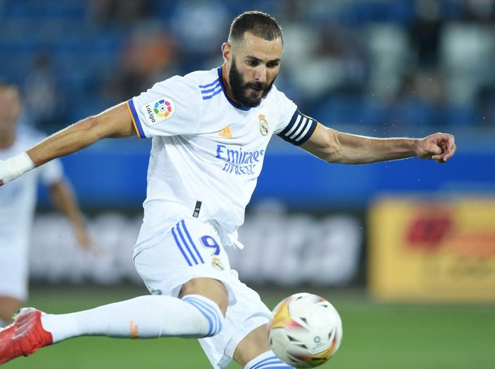VITORIA-GASTEIZ, SPAIN - AUGUST 14: Karim Benzema of Real Madrid  scores their team's third goal  during the LaLiga Santader match between Deportivo Alaves and Real Madrid CF at Estadio de Mendizorroza on August 14, 2021 in Vitoria-Gasteiz, Spain. (Photo by Juan Manuel Serrano Arce/Getty Images)