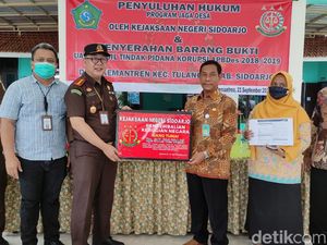 Kejari Sidoarjo Kembalikaan Uang Negara Rp 541 Juta Hasil Korupsi Dana Desa