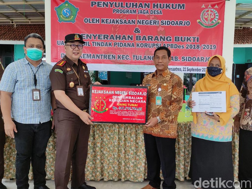 Kejari Sidoarjo Kembalikaan Uang Negara Rp 541 Juta Hasil Korupsi Dana Desa Kejari Sidoarjo Kembalikaan Uang Negara Rp 541 Juta Hasil Korupsi Dana Desa