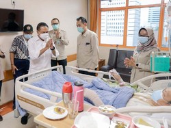 Jenguk Verawaty Fajrin, Menpora Pastikan Dokter Beri Layanan Terbaik
