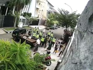 Ribut-ribut Belasan Satpam dengan Warga Kompleks di Jakbar Ribut-ribut Belasan Satpam dengan Warga Kompleks di Jakbar