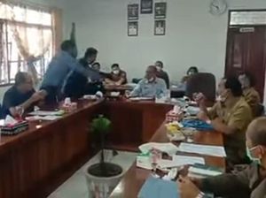 Ricuh Pembahasan P-APBD, Ketua F-Golkar Siram Air ke Ketua DPRD Humbahas! Ricuh Pembahasan P-APBD, Ketua F-Golkar Siram Air ke Ketua DPRD Humbahas!