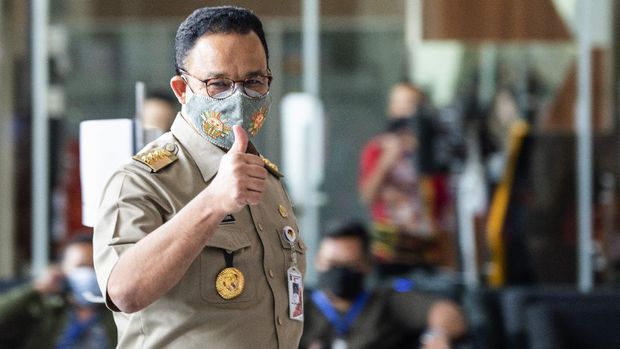 Gubernur DKI Jakarta Anies Baswedan mengacungkan jempolnya saat akan menjalani pemeriksaan di Gedung Merah Putih KPK, Jakarta, Selasa (21/9/2021). KPK memeriksa Anies Baswedan sebagai saksi untuk tersangka mantan Direktur utama Perumda Sarana Jaya Yoory Corneles Pinontoan (YRC) atas kasus dugaan korupsi pengadaan lahan di Munjul, Cipayung, Jakarta Timur. ANTARA FOTO/M Risyal Hidayat/wsj.