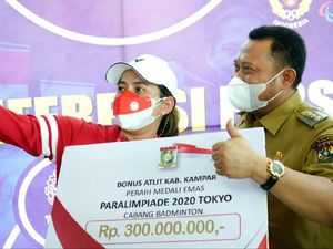 Leani Ratri Dapat Bonus dari Bupati Kampar, Juga Akan Dibuatkan GOR