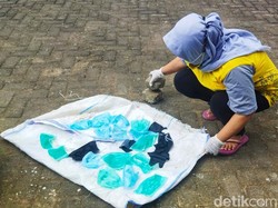 Bank Sampah Banyuwangi Olah Limbah Masker Jadi Pot Bunga Cantik