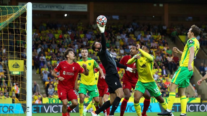 NORWICH, ENGLAND - AUGUST 14: Alisson of Liverpool stretches to make a save during the Premier League match between Norwich City  and  Liverpool at Carrow Road on August 14, 2021 in Norwich, England. (Photo by Marc Atkins/Getty Images)