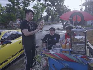 Mantap! Crazy Rich Surabaya Borong Pentol Se-gerobak Mantap! Crazy Rich Surabaya Borong Pentol Se-gerobak