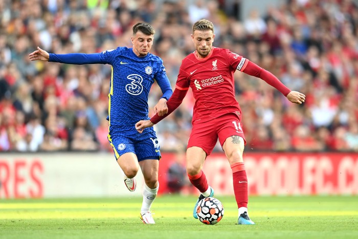 LIVERPOOL, ENGLAND - AUGUST 28: Jordan Henderson of Liverpool battles for possession with Mason Mount of Chelsea  during the Premier League match between Liverpool  and  Chelsea at Anfield on August 28, 2021 in Liverpool, England. (Photo by Michael Regan/Getty Images)