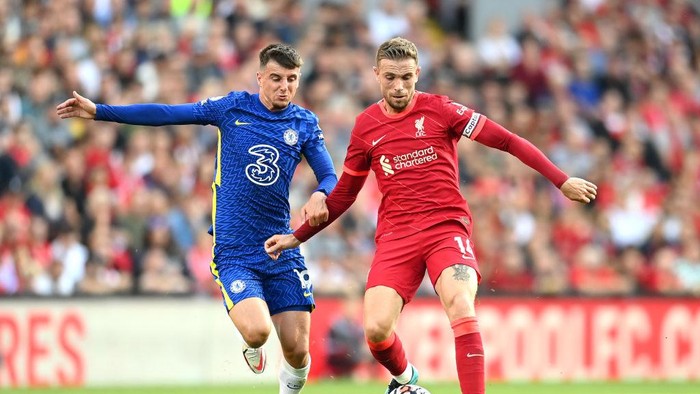LIVERPOOL, ENGLAND - AUGUST 28: Jordan Henderson of Liverpool battles for possession with Mason Mount of Chelsea  during the Premier League match between Liverpool  and  Chelsea at Anfield on August 28, 2021 in Liverpool, England. (Photo by Michael Regan/Getty Images)