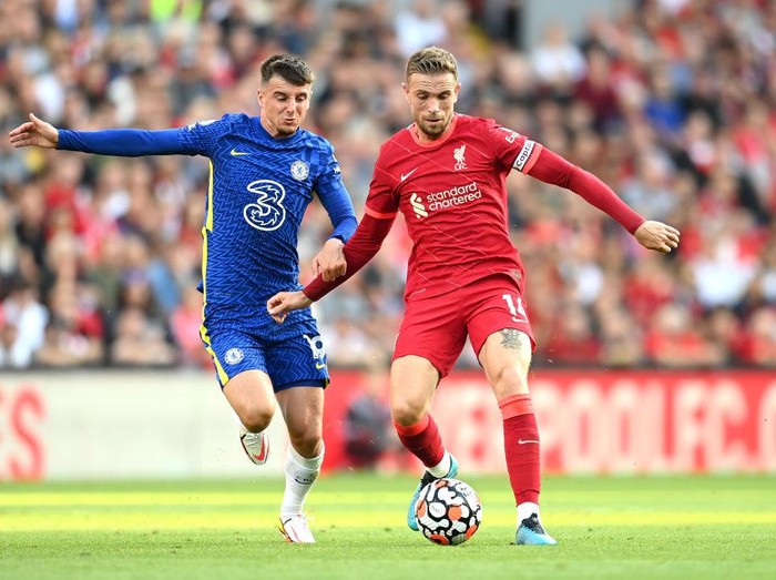 LIVERPOOL, ENGLAND - AUGUST 28: Jordan Henderson of Liverpool battles for possession with Mason Mount of Chelsea  during the Premier League match between Liverpool  and  Chelsea at Anfield on August 28, 2021 in Liverpool, England. (Photo by Michael Regan/Getty Images)