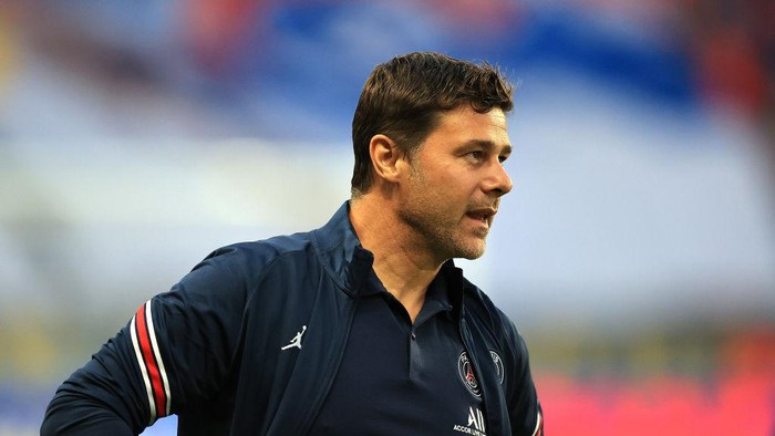 PARIS, FRANCE - AUGUST 14:  Mauricio Pochettino, head coach of Paris Saint- Germain looks on during the Ligue 1 Uber Eats match between Paris Saint Germain and Strasbourg at Parc des Princes on August 14, 2021 in Paris, France. (Photo by David Rogers/Getty Images)