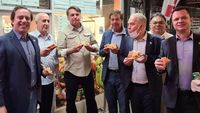 Ditolak Restoran, Presiden Brasil Makan di Trotoar Gegara Tak Vaksin