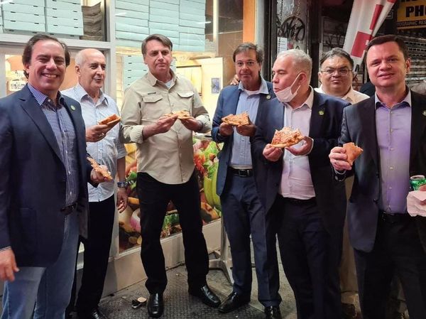 Ditolak Restoran, Presiden Brasil Makan di Trotoar Gegara Tak Vaksin