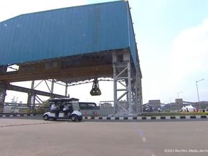 Momen Jokowi Sopiri Puan Saat Resmikan Pabrik Industri Baja di Banten