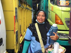 Tangguh! Wanita Pedagang Asongan Ini Naik-Turun Kapal Demi Anak Cucu Tangguh! Wanita Pedagang Asongan Ini Naik-Turun Kapal Demi Anak Cucu