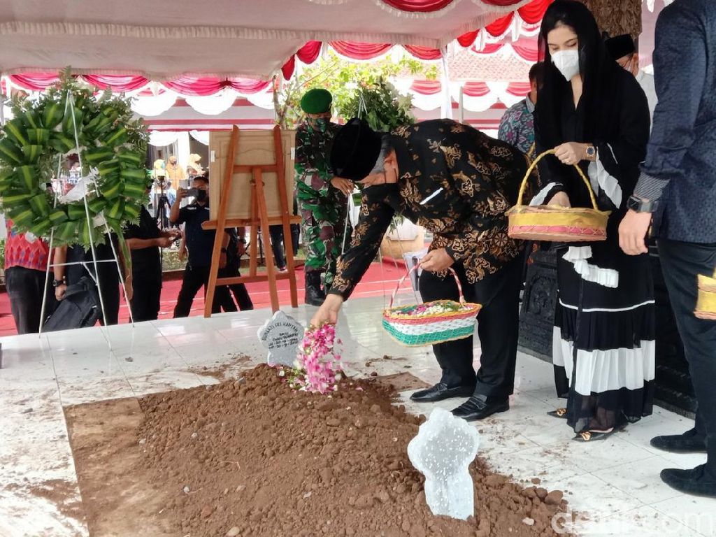 Sambutan SBY di Pemakaman Ibu Mertua: We Will Always Remember
