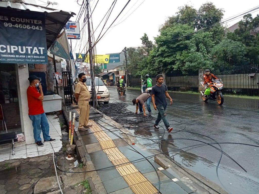 Pemkot Tangsel Akan Potong Tiang Makan Jalan di Ciputat dalam 2 Pekan