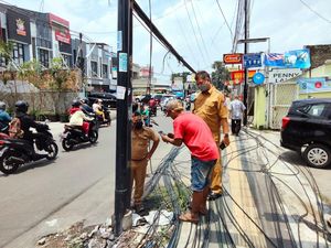Dinas PU Tangsel Potong Tiang dan Kabel Makan Jalan di Ciputat Timur!