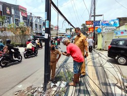 Dinas PU Tangsel Potong Tiang dan Kabel Makan Jalan di Ciputat Timur!