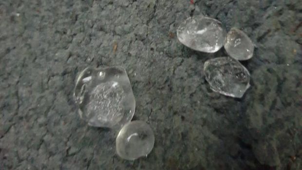 Penampakan butiran es saat hjan guyur Depok