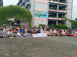 Lagi, WN Afghanistan di Sidoarjo Demo Minta Dikirim ke Australia hingga AS Lagi, WN Afghanistan di Sidoarjo Demo Minta Dikirim ke Australia hingga AS