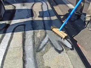 Saat Alien di Trotoar Dago Bandung Diguyur Petugas