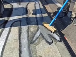 Saat Alien di Trotoar Dago Bandung Diguyur Petugas